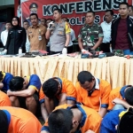 Kapolres Gresik Wahyu S. Bintoro didampingi Wabup Moh. Qosim dan Dandim 0817 Letkol Inf. Budi Handoko saat mengekpos tersangka. foto: SYUHUD/ BANGSAONLINE
