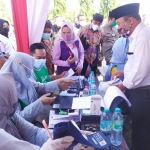 Vaksinasi di Sumenep gandeng tokoh masyarakat dan tokoh agama serta sediakan doorprize.