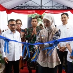 Wali Kota Kediri saat memotong pita sebagai simbol peresmian kantor baru Kadin di Kota Tahu. Foto: Ist