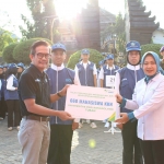 Rektor Unirow Tuban, Dr Warli, M.Pd saat penyerahan simbolis BPJS Ketenagakerjaan untuk mahasiswa KKN