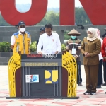 Presiden Jokowi didampingi Gubernur Jawa Timur Khofifah Indar Parawansa menandatangani prasasti peresmian Bendungan Semantok.
