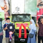 Jusih dari Bekasi, pemenang program berhadiah yang mendapat Suzuki Jimny saat menerima kunci secara simbolis.
