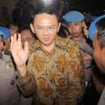Gubernur Non aktif DKI Jakarta Basuki Tjahaja Purnama alias Ahok dikawal petugas usai menjalani pemeriksaan sebagai tersangka terkait penistaan agama, di Mabes Polri, Jakarta, Selasa (22/11). 