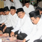 Ketua DPRD Jawa Timur, Abdul Halim Iskandar berbuka puasa bersama Gubernur Jatim, Kapolda, Pangdam dan Pangarmatim di lobby Gedung DPRD Jatim. foto: DIDI R/BANGSAONLINE