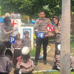 Petugas dari Satlantas Polresta Sidoarjo saat memberikan edukasi di TK Kemala Bhayangkari 99.