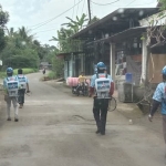 Para petugas penyemprot disinfektan dari DPC Partai Demokrat Trenggalek saat keliling ke rumah-rumah warga. foto: HERMAN/ BANGSAONLINE