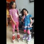 SIAP MELUNCUR: Talita dan Adelia, menunjukkan kegemarannya bersepatu roda. foto: syuhud/BANGSAONLINE