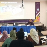 Drs. Djoko Adi Walujo S.T., M.M., DBA, Rektor Unipa Surabaya saat memberikan pemaparan.