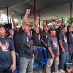 Suasana deklarasi relawan yang mendukung Ganjar Pranowo Maju Pilpres 2024 di Lapangan Barat Ketigo, Desa Perunggahan Wetan, Kecamatan Semanding, Tuban.