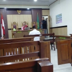 Terdakwa penganiayaan pegawai DPUTR Gresik saat mengikuti sidang.