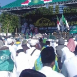 Ribuan Jamaah memadati acara Istighasah Kebangsaan di alun-alun Besuki, Situbondo. foto: MURSIDI/ BANGSAONLINE