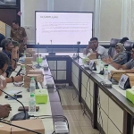 DPRD Kabupaten Pasuruan saat hearing dengan aktivis LSM.