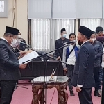 Ketua DPRD Bangkalan Muhammad Fahad saat mengambil sumpah Drs. H. Afif Mahfudz Hadi di Gedung DPRD Bangkalan, Rabu (29/12/2021).