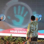 Gubernur Jawa Timur Khofifah Indar Parawansa menekan tombol layar saat meresmikan RSUD Srengat, Blitar, Sabtu (12/9). foto: ist/ bangsaonline.com