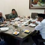 Wakil Presiden Jusuf Kalla, bersama Gus Solah, KH Hasyim Muzadi dan KHR Ahmad Azaim Ibrahimy saat makan siang bersama usai bertemu di Istana Wakil Presiden. foto: BANGSAONLINE