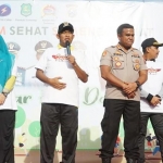 Wabup Ahmad Fauzi menyapa peserta Senam Sehat: Jatim Sehat Sumenep Sehat di Car Free Day area Taman Potre Koneng, Minggu (08/02/2020).