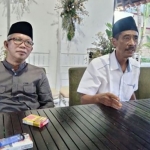 Darsono Rahman (kanan) dan Ahmad Choiri (kiri) saat konferensi pers di Rumah Makan Agis Surabaya, Rabu (8/12/2021) malam. Foto: Maulana/ BANGSAONLINE.COM