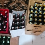 Ratusan botol minuman keras yang diamankan petugas dari Polsek Krian, Sidoarjo.