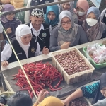 Gubernur Jawa Timur Khofifah Indar Parawansah didampingi Bupati Situbondo, Karna Suswandi dan rombongan meninjau pasar tradisional Panarukan Situbondo.
