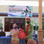 PEDULI: Mahasiswa KKN UPN "Veteran" Jawa Timur memberikan bantuan sembako di Desa Banjarbendo Kecamatan Sidoarjo, Rabu (22/7) lalu. foto: ist.