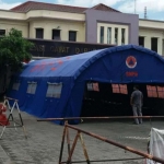 Tenda yang didirikan RSUD Mardi Waluyo untuk mengatasi antrean pasien suspek Covid-19.