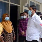 Wali Kota Kediri Abdullah Abu Bakar didampingi Kepala Dinas Kesehatan Kota Kediri dr. Fauzan Adima, saat meninjau pelaksanaan vaksinasi covid 19. (foto: ist.)