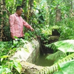 Salah satu keturunan KH Manshur menunjukkan kolam yang dahulu digunakan sebagai tempat merendam bambu runcing.
