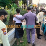 Pasien bernama Abdul Karim saat dijemput oleh petugas. Foto: M Andy Fachrudin/BANGSAONLINE