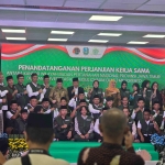 Para relawan Laskar Karomah foto bersama dengan Gubernur Jawa Timur Khofifah Indar Parawansa dan Prof Dr KH Asep Saifuddin Chalim serta Kepala Kantor Wilayah BPN Jatim Dr Asep Heri di kantor JKSN, Kamis (9/4/2026). Foto: MMA/bangsaonline