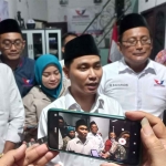 Muhammad Al Barra atau yang akrab disapa Gus Barra urai menyerahkan formulir pendaftaran sebagai calon bupati ke Perindo untuk mengikuti Pilkada 2024 di Kabupaten Mojokerto.