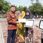 Bupati Lamongan Yuhronur Efendi saat memberikan penghargaan kepada perempuan inspiratif di peringatan Hari Ibu ke-96.