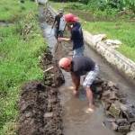 Warga terpaksa memperbaiki sendiri saluran irigasi milik Dinas Pertanian Kabupaten Malang yang rusak parah di desa Pucangsongo Kecamatan Pakis. foto: putut priyono/ BANGSAONLINE