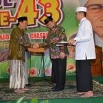 PENGHARGAAN. Bupati Tuban saat menerima KH Abd Wahab Chasbullah Award 2014 dari Menteri Koordinator Bidang Kesra RI, Agung Laksono, beberapa hari lalu. 