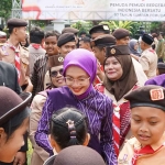 Wali Kota Kediri bersama wakilnya saat menyalami anak-anak Pramuka usai upacara peringatan Sumpah Pemuda ke-97. Foto: Ist