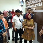 DIALOG: Deputi Pelayanan Publik Kemenpan RB, Diah Natalisa saat kunjungi MPP Sidoarjo, Jumat (13/12). foto: MUSTAIN/ BANGSAONLINE
