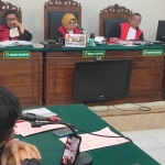 Erwin Pranata mendengarkan majelis hakim membacakan putusan dalam sidang di Pengadilan Negeri Surabaya secara daring