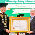 Gubernur Jawa Timur Khofifah Indar Parawansa saat menerima penghargaan dari Rektor UINSA Surabaya Prof. Akh. Muzakki.