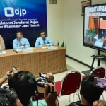 JUMPA PERS: Kanwil DJP Jatim II menunjukkan video proses penyanderaan wajib pajak yang menunggak pajak, Rabu (26/2) sore. foto: MUSTAIN/ BANGSAONLINE