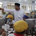 Gus Ipul ketika berada di tengah-tengah karyawan pabrik rokok di Malang.