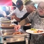 Para tamu saat menikmati berbagai menu dari lima provinsi di Indonesia