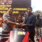 Kapolres Bangkalan AKBP Rama Samtama Putra menyerahkan salah satu motor kepada pemiliknya.