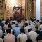 Ratusan siswa SMAN 2 Batu mengikuti doa bersama untuk keselamatan Kota Batu di masjid sekolah, Jumat (24/1/25). Foto: AGUS SALIMULLAH/ BANGSAONLINE.com