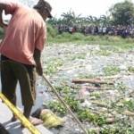 Mayat tanpa identitas yang terapung di sungai. Foto : khumaidi/BANGSAONLINE