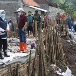 Gubernur Jawa Timur Khofifah Indar Parawansa meninjau titik-titik yang terdampak banjir akibat luapan Sungai Kedunggaleng, Kabupaten Probolinggo, Kamis (11/3) sore.