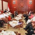 Gubernur Jatim, Soekarwo, bersama tokoh masyarakat dan tokoh agama se-Madura membahas soal Provinsi Madura di Grahadi. foto: rochmatun nisa/BANGSAONLINE
