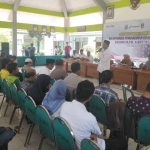 Perwakilan warga saat menyampaikan pendapatnya dalam sosialisasi pembangunan kilang minyak di Pendopo Kecamatan Jenu, Rabu (9/1).