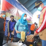 Bupati Pungkasiadi dan Ketua TP PKK Kabupaten Mojokerto Yayuk Pungkasiadi mencoba memasak di dapur umum untuk kebutuhan masyarakat di tengah wabah Covid 19. 
