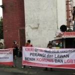 Puluhan Aliansi Masyarakat dan Mahasiswa Muslim (AM3) menggelar penolakan kegiatan ALF 2016 yang berbau komunis dan LGBT di Taman Ismail Marzuki, Kamis (5/5).
