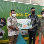 Perjanjian kerja sama asuransi kecelakaan diri syariah dilaksanakan oleh Chief Operation Officer Nujek Imam Syafii dan Kurniawan, Perwakilan Mega Insurance di Kantor Nujek, Surabaya. (foto: DIDI ROSADI/ BANGSAONLINE)