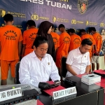 Tujuh pelaku pencurian kabel tower saat dihadirkan dalam rilis pers di Mapolres Tuban.